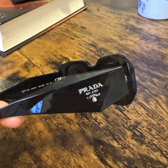 Prada sunglasses - Picture 4 of 5